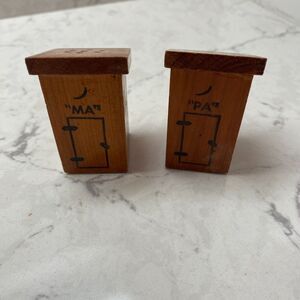 Vintage From The Ozarks Brown Wooden "Ma" & "Pa" Outhouse Salt Pepper Shaker Set